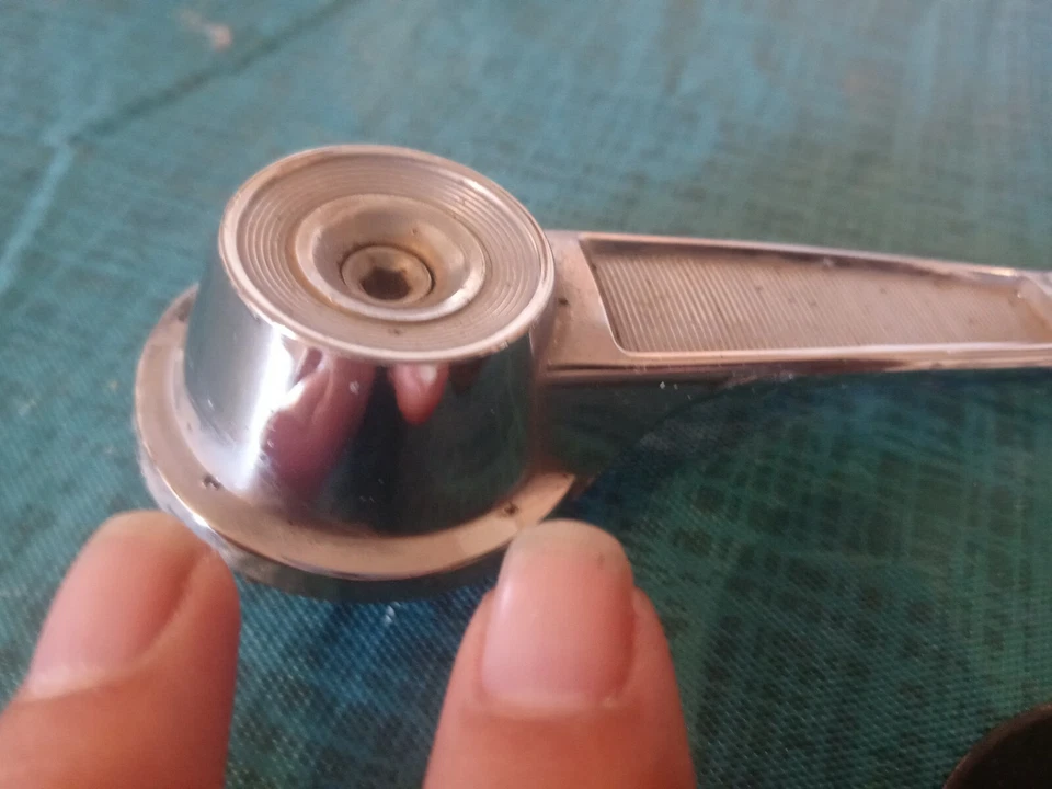 Manivela de ventana Plymouth Valiant 1964-1966 2299927 OEM con arandela de tornillo  Foto 3 de 4