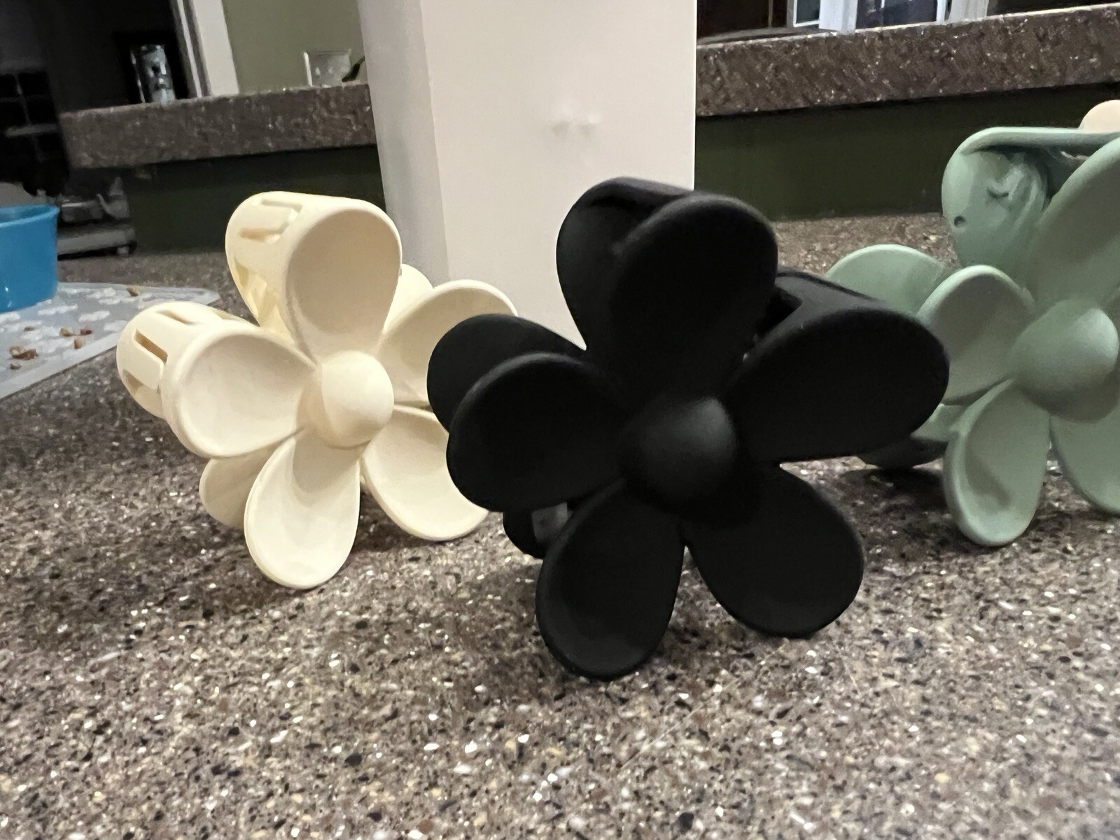 Vivinin Large 4pc Sets Flower Hair Clip Cream & Blk,Tan & Green New In Box 3”