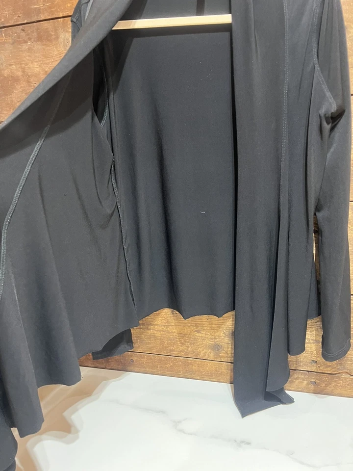 Cárdigan de yoga Onzie Flow para mujer negro cascada frente abierto talla única Foto 3 de 4