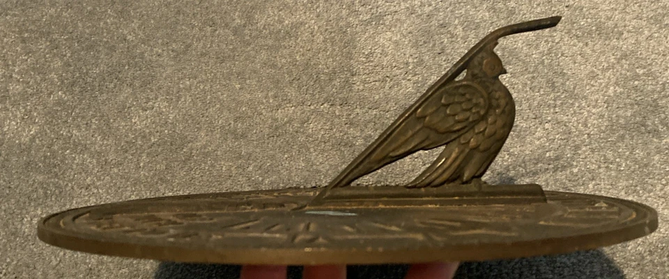 Antiguo reloj de sol Parca de bronce envejece junto conmigo lo mejor está por ser Foto 4 de 4