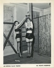RARE 4 x 5 PHOTOGRAPH OF 2 MODELS BY IRVING KLAW