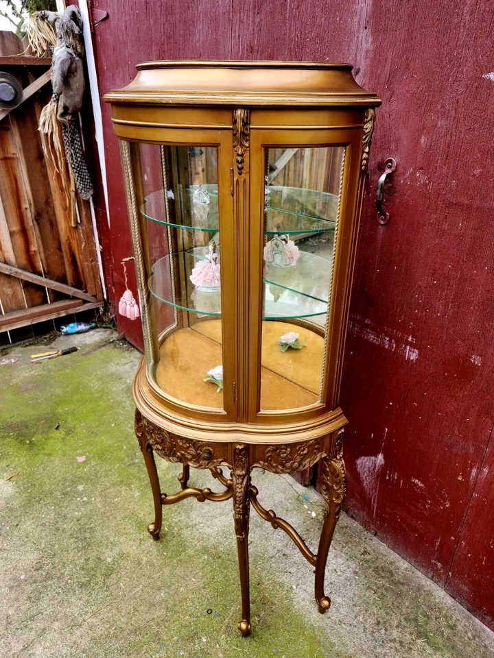 Antiguo armario de curiosidades estilo Hollywood regencia, con 3 estantes. Foto 2 de 4