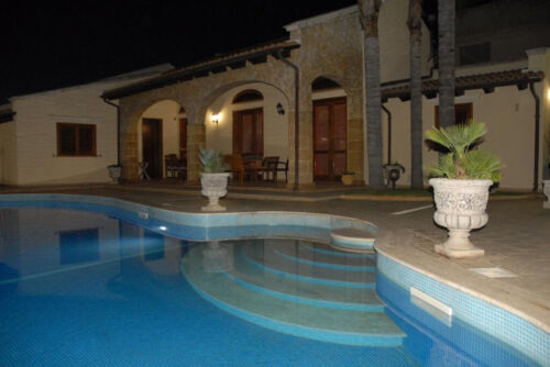 PRESTIGIOSA VILLA CON PISCINA PRIVATA E SPAZI ESTERNI AD USO ESCLUSIVO MAX 14 PX - Foto 3 di 24