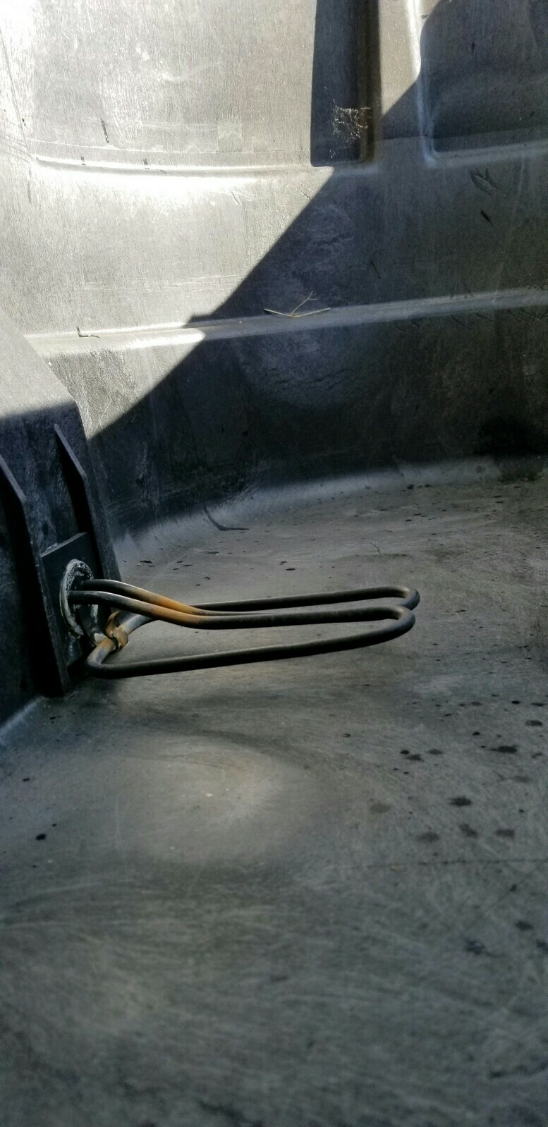 150 Gallon Rubbermaid Stock Tank & Custom OOAK Drain Plug Water Heater