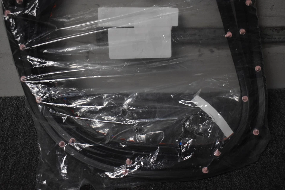 2016-2021 TOYOTA TACOMA LIMITED DOOR WEATHER STRIP FACTORY OEM - Imagem 3 de 4