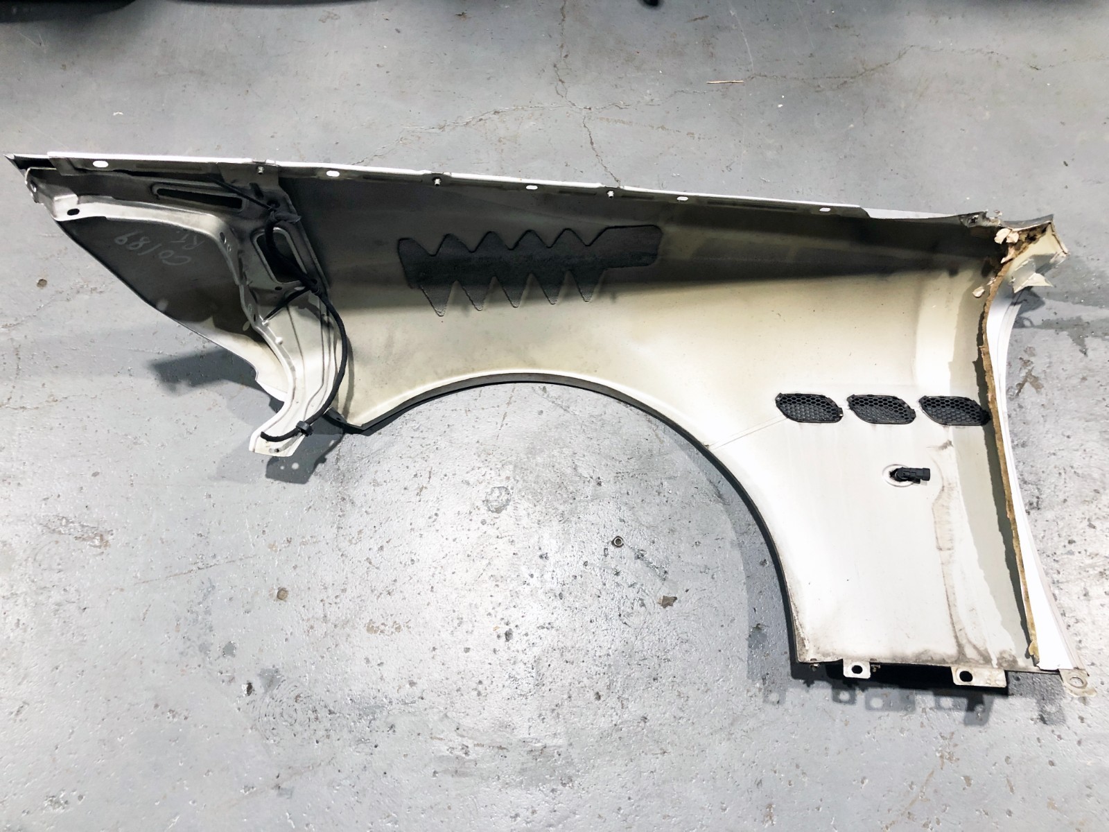 03-13 Maserati Quattroporte M139 Right Passenger Fender Panel GRIGIO TOURING 09