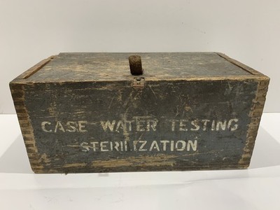 LEERE BOX ''KOFFER WASSERPRÜFUNG STERILISATION'' AUS DER WELTKRIEGSZEIT FÜR RENOVIERUNGSPROJEKT