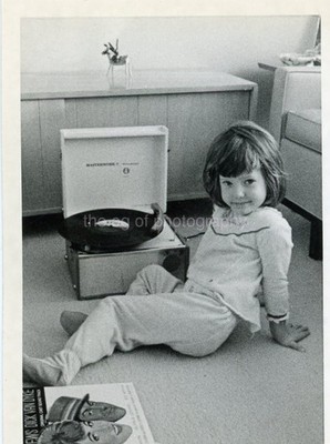 WHEN SHE WAS YOUNG  bw VINTAGE FOUND PHOTO Childhood YOUNG GIRL 64 LA 95 D