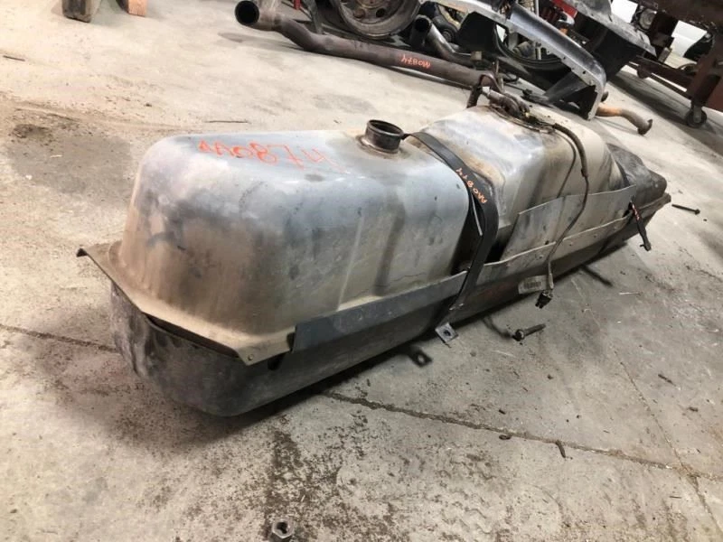 Camión usado 01 C3500HD Midship 22 galones tanque de combustible diésel eje I 28613 Foto 2 de 4