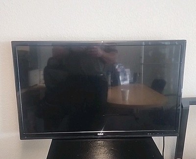RCA 32  LED LCD FULL HDTV DVD COMBO MODEL LED32B30RQD TESTED AND WORKS!