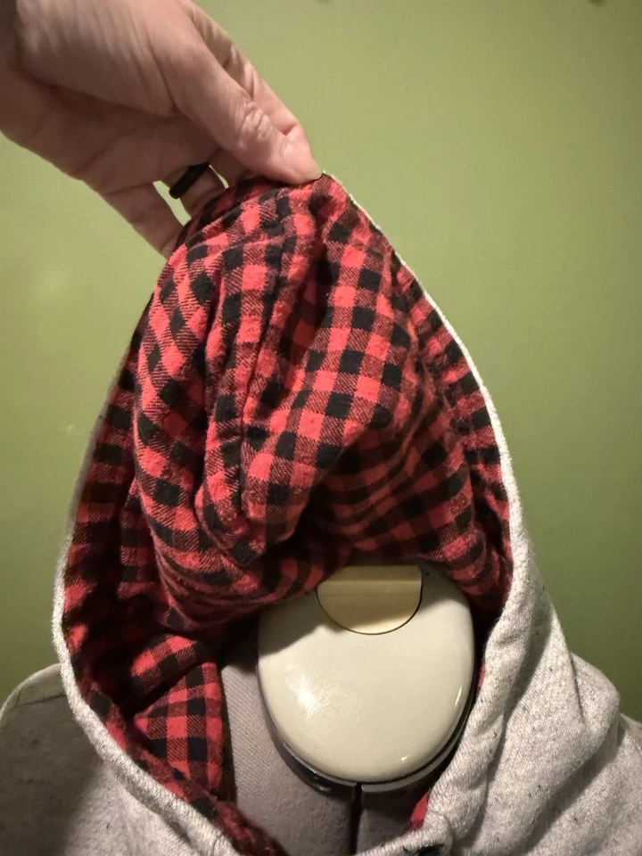 ¡¡Perfecto para ropa navideña!!!Sudadera con capucha gris Maurices con forro a cuadros de guinga roja Foto 2 de 4