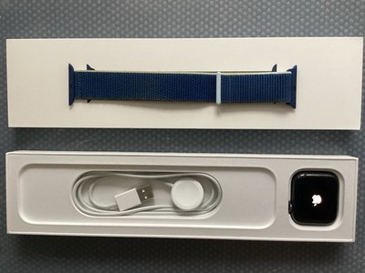 Apple Watch SE 44mm Space Gray Aluminium Mit blauem Sportarmband