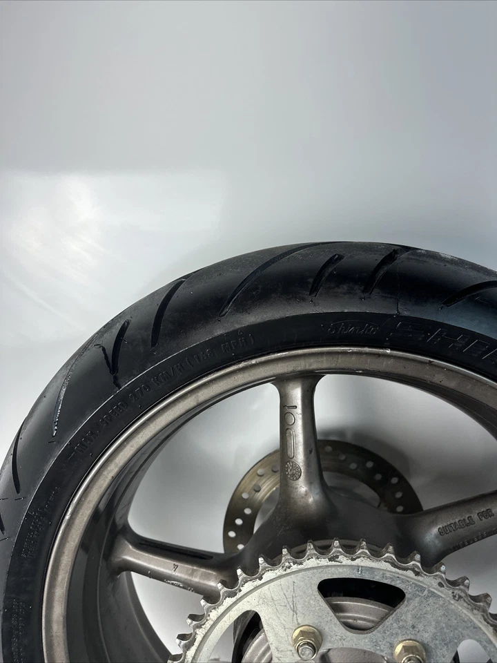 Triumph Daytona 675 2006-2008 rueda trasera freno rotor Dunlop neumático llanta recta Foto 4 de 4