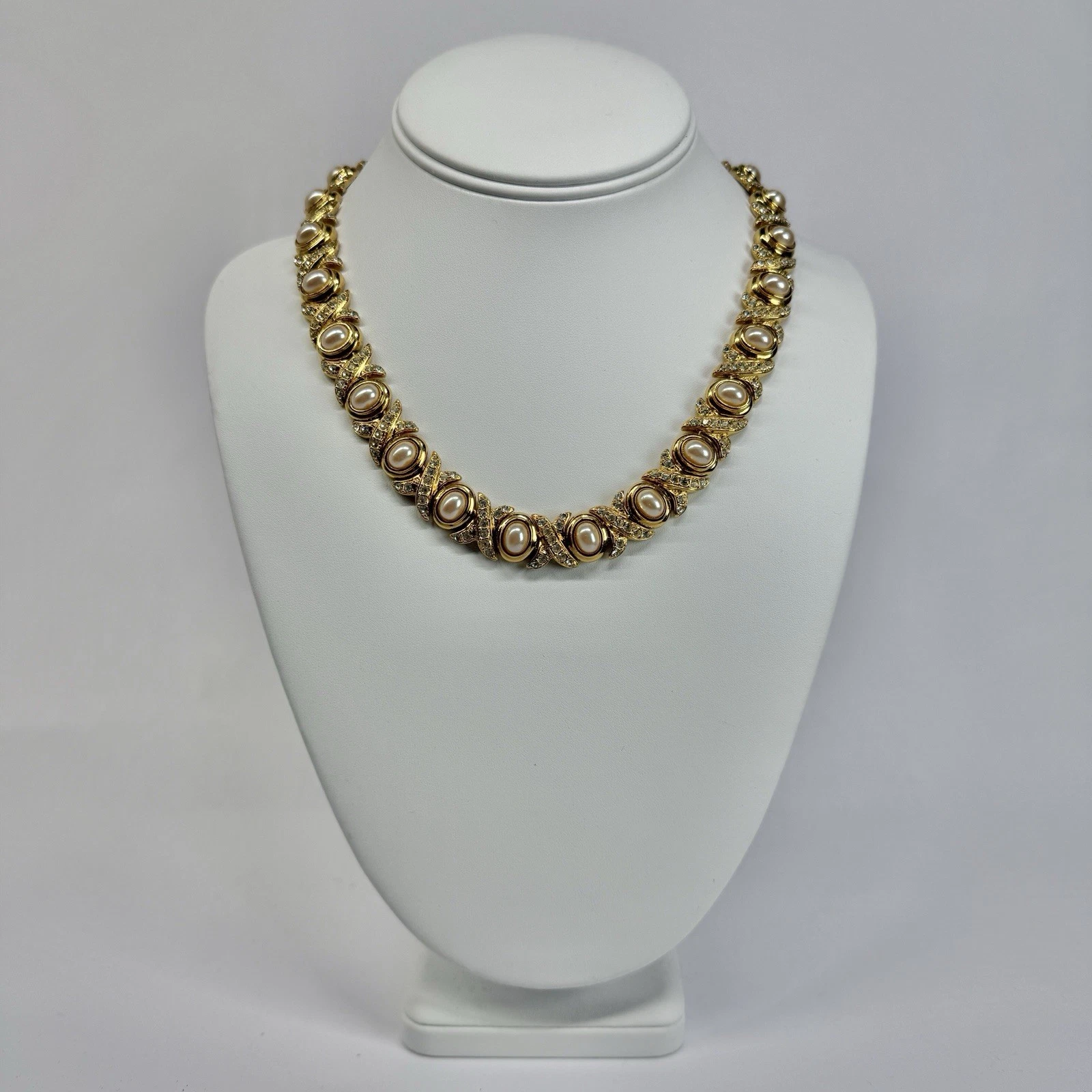 IVANA TRUMP Faux Pearl Cabochon XOXO Gold Tone Vintage Necklace Jewelry N326