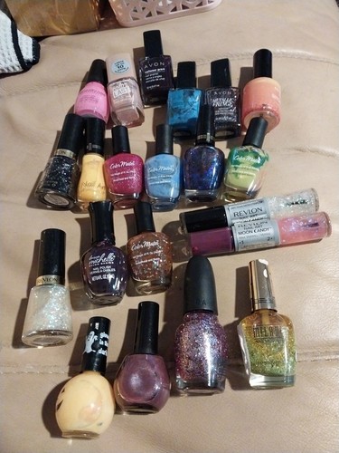 HUGE LOT of 21 BOTTLES AVON, COLOR MATES, REVLON MOON CANDY, GLOW IN DARK, ETC