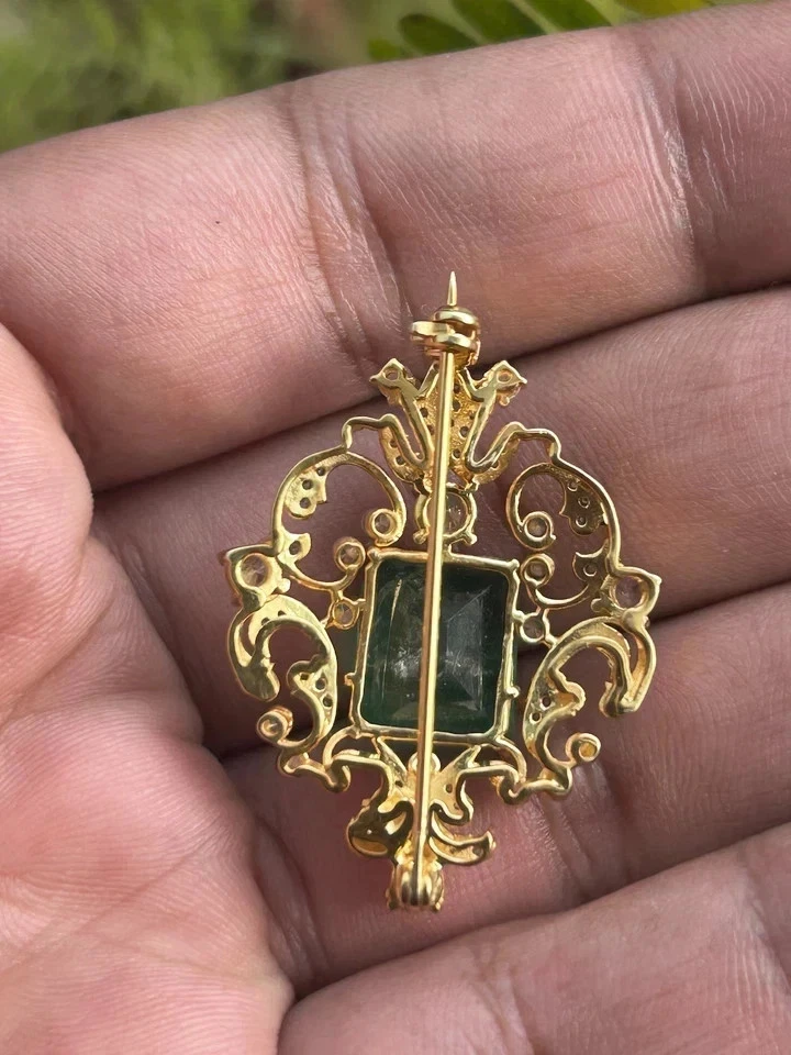 Broche prendedor Art Deco esmeralda simulada corte esmeralda de 4 quilates chapado en oro de dos tonos de 14 quilates Foto 3 de 4