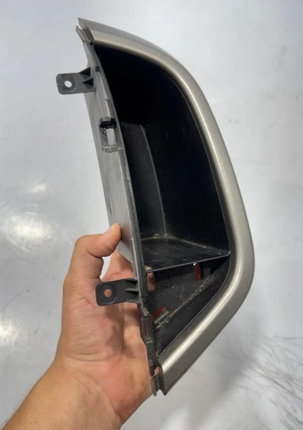 Panel de almacenamiento derecho Chevy Sonic 2012-2015 P/N 95952557 pieza usada original OEM Foto 2 de 4