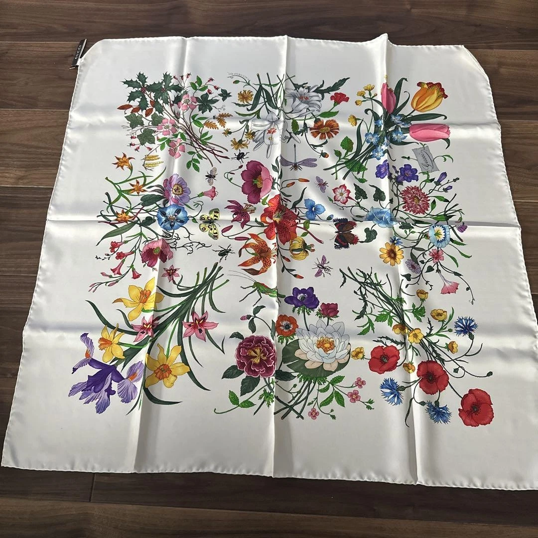 Foulard en soie imprimé floral GUCCI 83 cm x 80 cm neuf avec étiquettes ruban inclus