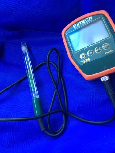 Extech PH220-C Waterproof Palm pH Meter-temp. with Cabled pH Electrode (Used) - Picture 1 of 7