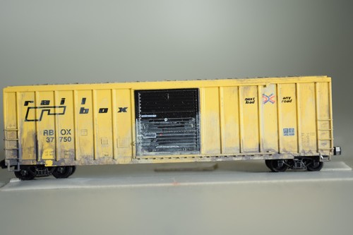 42077 Escala N MDC ROUNDHOUSE 50' RIBB SIDE BOX CAR RBOX RAILBOX DESGASTADO | Zustand: New