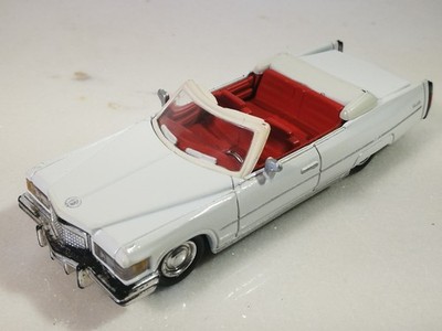NewRay 1:43 1976 Cadillac Coupe De Ville weiß ohne OVP