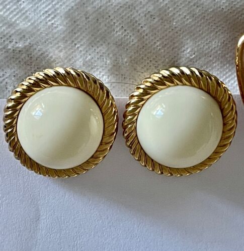 LOT 3 PAIR VINTAGE MONET CLIP EARRINGS, IVORY BUTTON, ENAMEL SWIRL, WHITE HOOPS - Picture 3 of 9