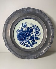 Assiette en faïence Delfts Blauw avec support en étain, peint à la main.
