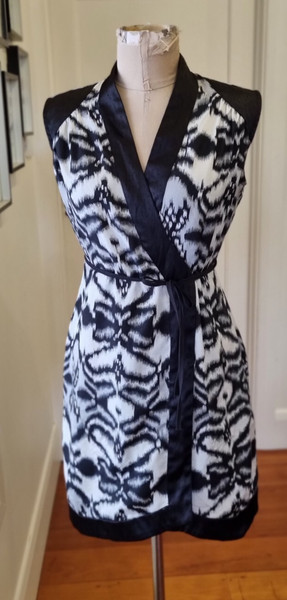 Dizingof size 8 (S ) Black & White patterned vintage style wrap dress