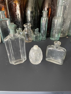 Drei alte kleine facettierte Damen Parfum Duft Waschtisch Glas Flaschen Konvolut