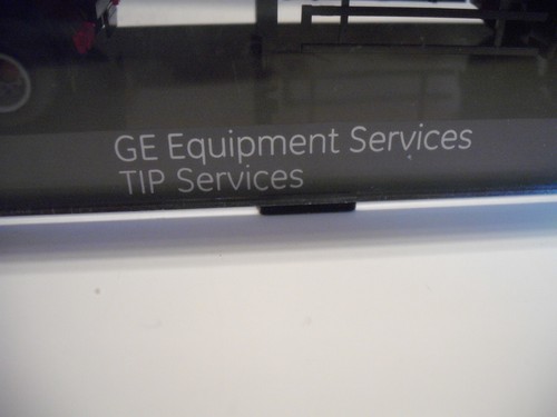 AWM MAN Kühlkoffer Sattelzug "GE Equipment Services TIP Service" in Vitrine 1:87 - Bild 3 von 4