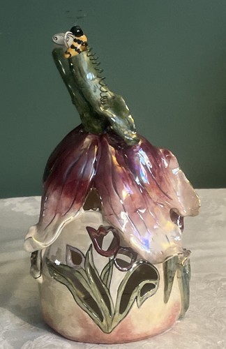 Blue Sky Corps. Candelabro de berenjena y abeja 2001 de Heather Goldminc - Imagen 3 de 6