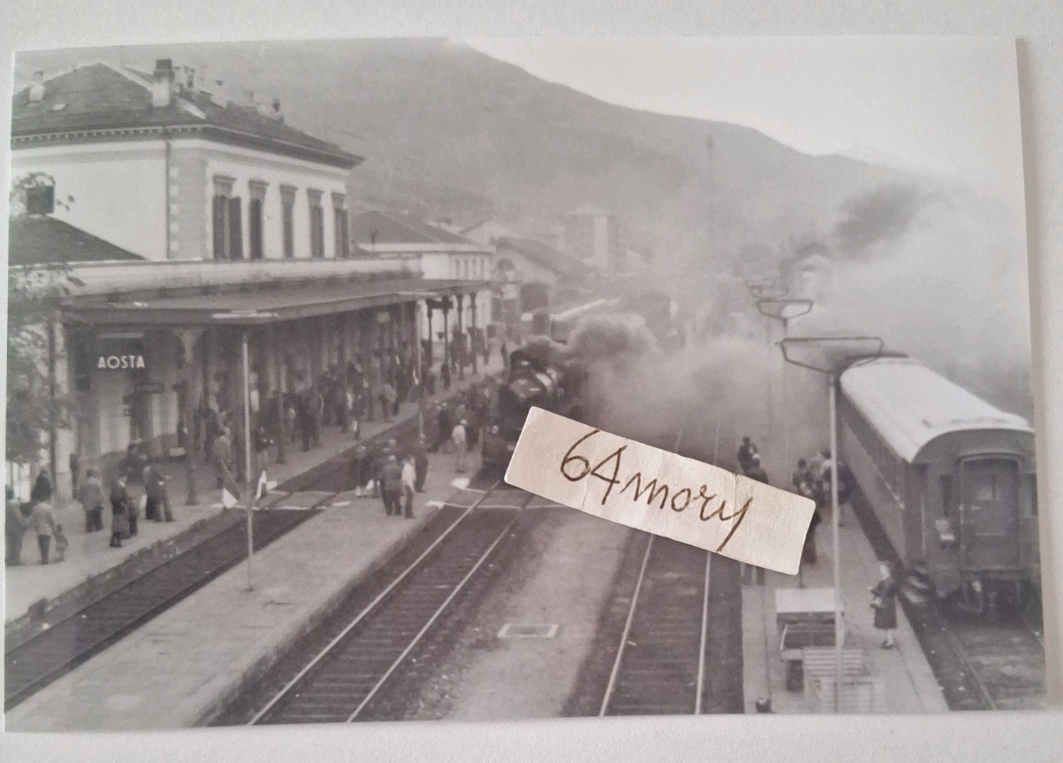 Fotografia Stazione di Aosta Locomotiva a vapore FS Gr 640.003 e rotabili vari