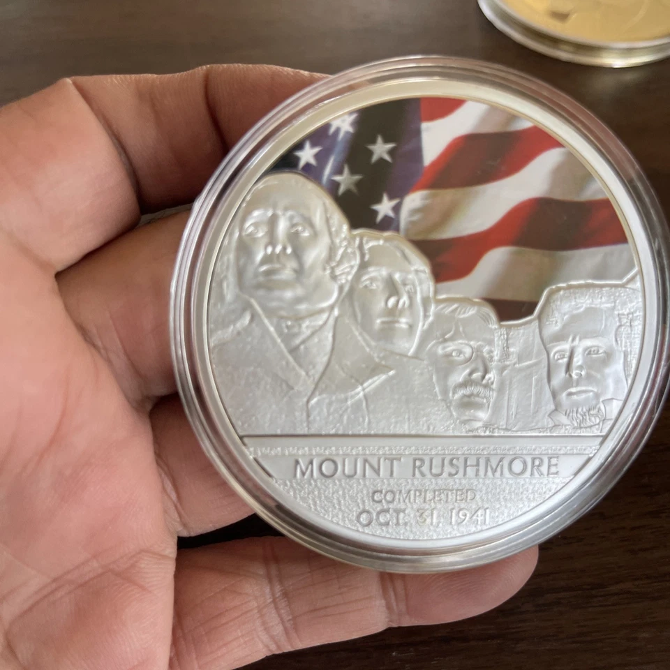 2014MOUNT RUSHMORE  SILVER-PLATED WITH SPOT GOLD 70MM PROOF COIN - Image 4 of 4