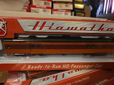 Walthers 932-9202 HO Scale Milwaukee Hiawatha Express Car w/Conductors Window LN