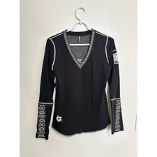 Alp n rock Black Long Sleeve V Neck Canada Snow Embroidered Top Women's