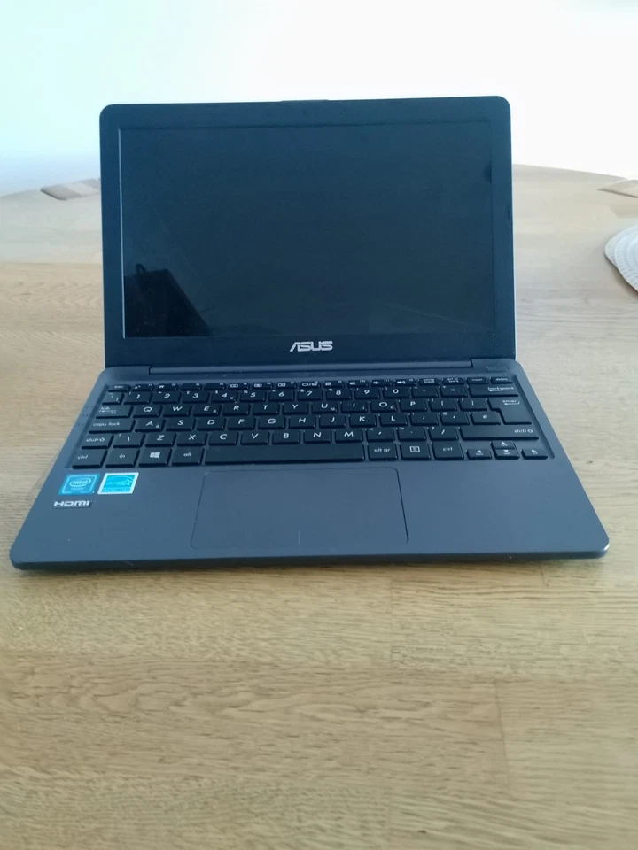 ASUS E203NA notebook PC 11.6 in Intel Celeron Win10 32GB drive 2GB 1.1GHzRAM - Image 3 of 3