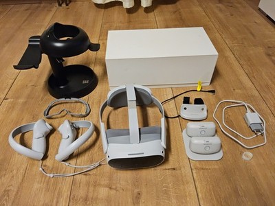 PICO 4 256 GB VR-Headset + 2 Akkus / Ladestation / VR-Headset-Halter