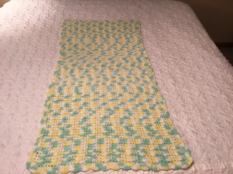 手工钩针婴儿毯沙发扔阿富汗尺寸 56X27 黄色绿色 — 第 3/4 张图片