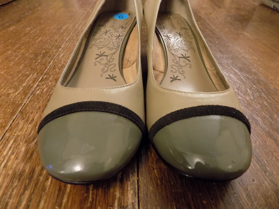 Zapatos de salón Exchange Charles David Olive charol puntera gamuza negra 1,5" tacón 6 Foto 3 de 4