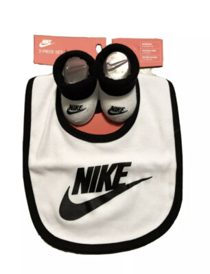 NIKE Baby Booties and Bib Set Size 0-6 Months Newborn White