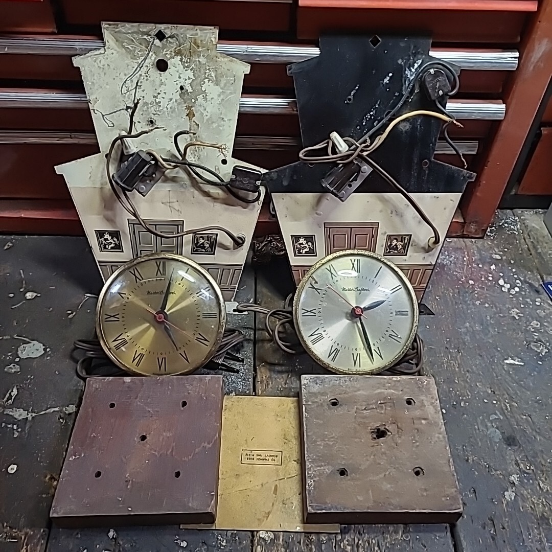 2 MASTERCRAFTERS CLOCK & RADIO CO. Motion Church Clocks 560 Salvaged