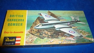 PLASTIC MODEL KIT REVELL 1/72 SCALE CANBERRA BOMBER RAF BRITISH COMPLETE UNMADE