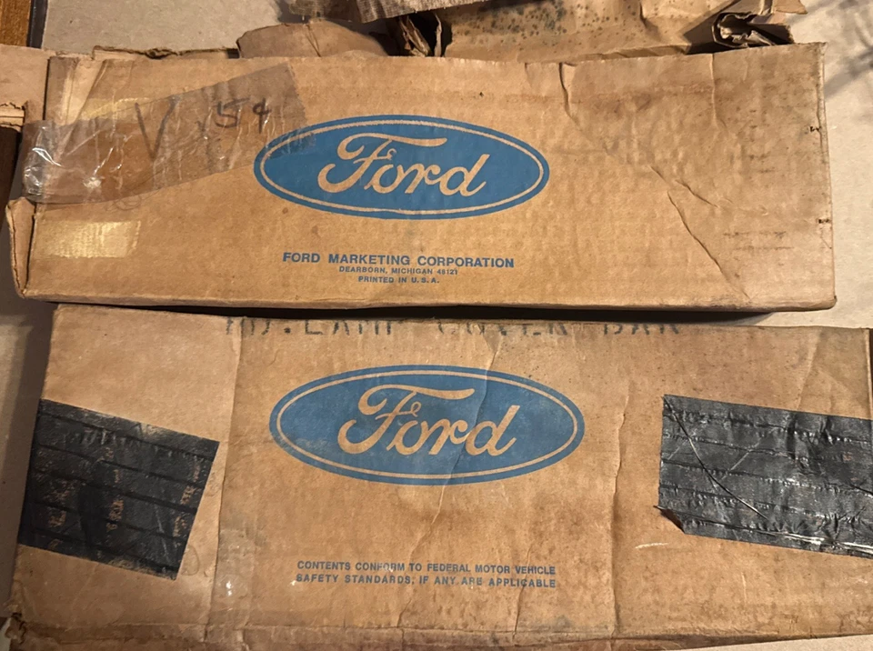 1969 Ford Mercury Park Lane acabamento de grade de farol destro e LH NOS DOMY 13B029/30 - Imagem 3 de 4