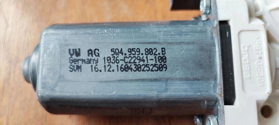 Original Fensterhebermotor vorne rechts Audi VW Passat/Golf/Artion.. 5Q4959802B - Bild 3 von 3