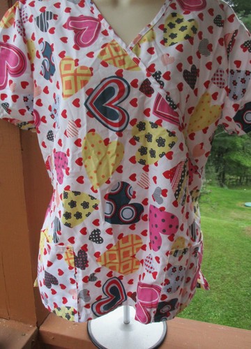 Denise Brand Scrub Top ( M ) White Background/ Colorful Hearts Pattern - 第 1/4 張圖片