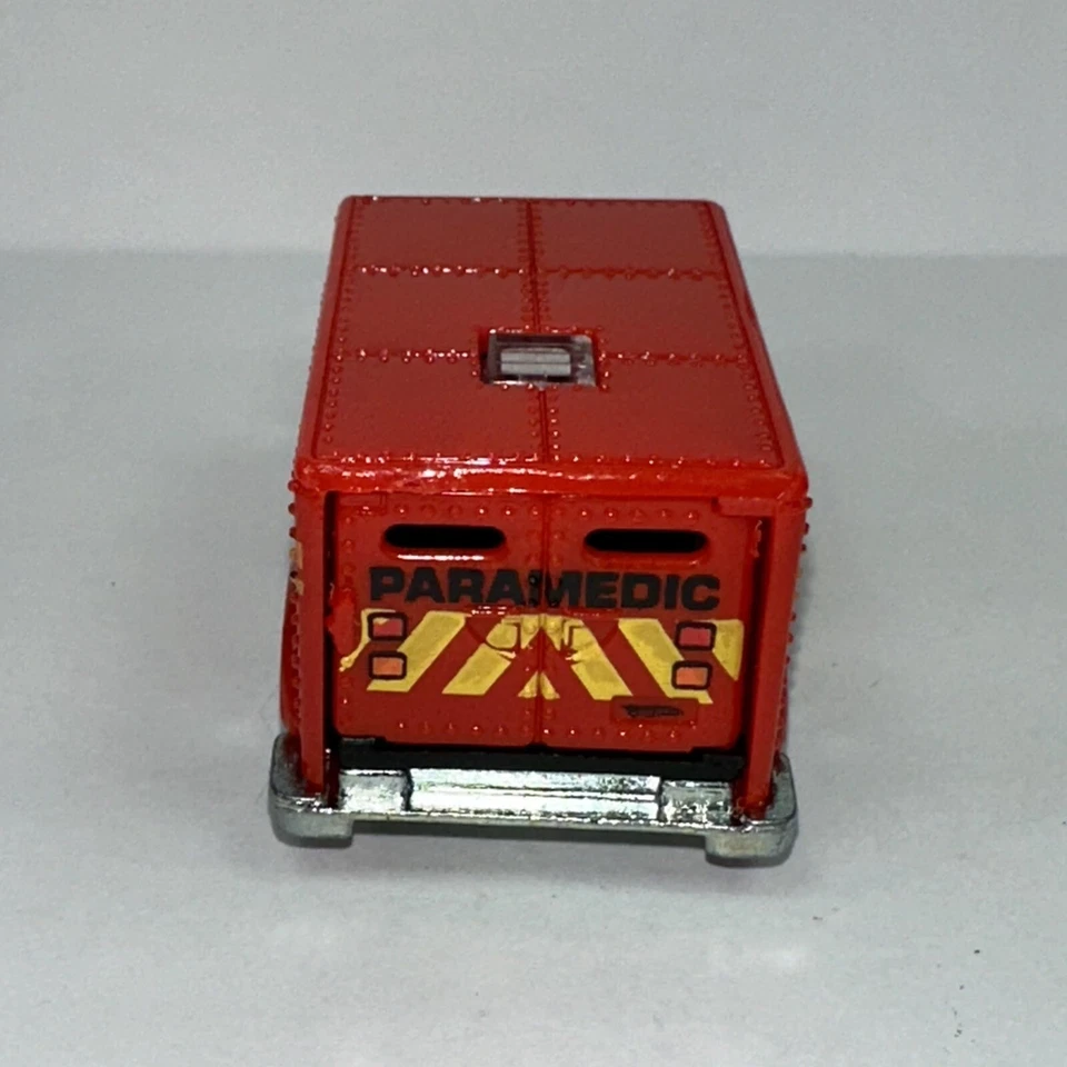 1996 Vintage Hot Wheels Paramedic Rescue Red 5sp B33 Loose - Image 4 of 4