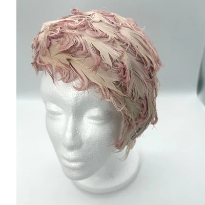 Vintage Blush Pink Champagner Fascinator Feder Flapper Cap Mütze Curled Glam - Bild 1 von 4