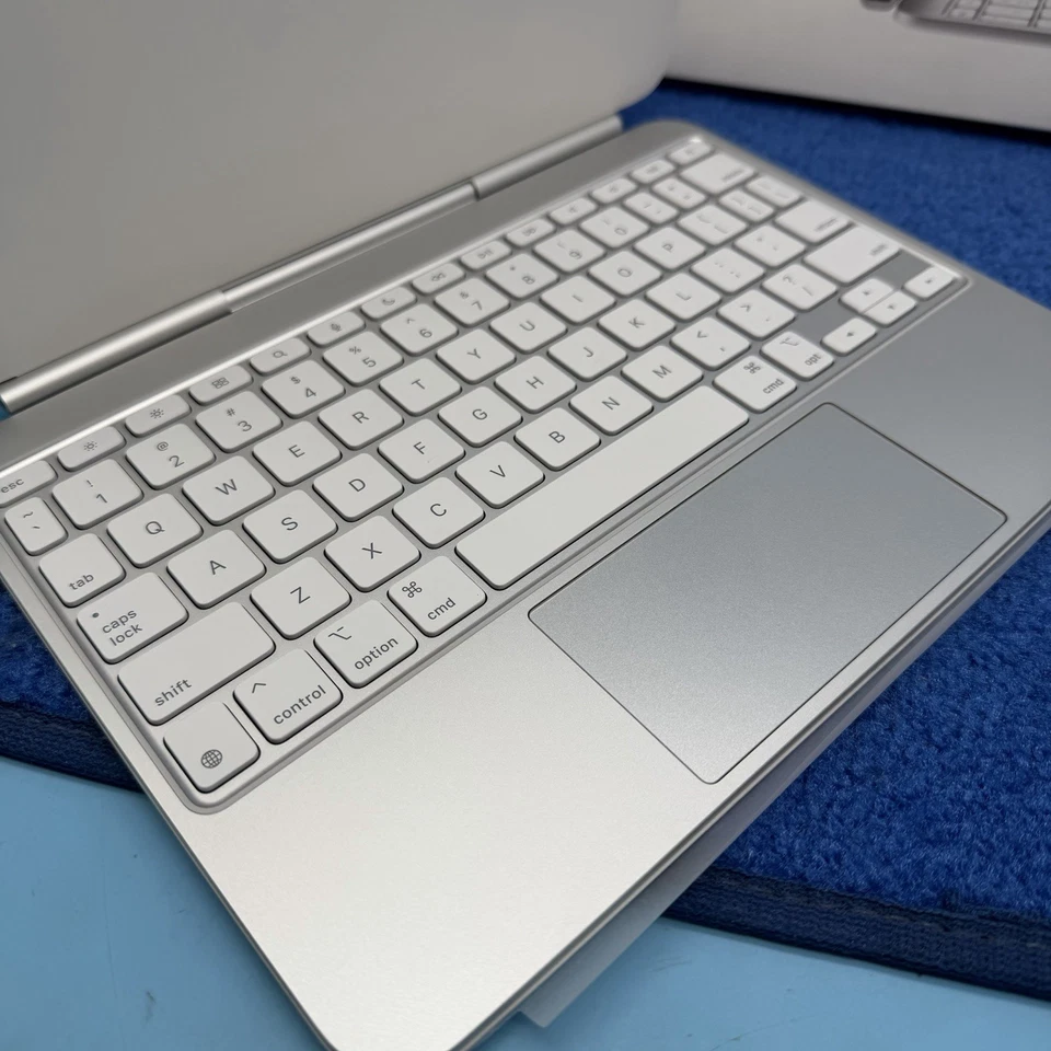 Apple Magic Keyboard Case iPad Pro 11 inch M4 - White - MWR03LL/A - Image 2 of 4