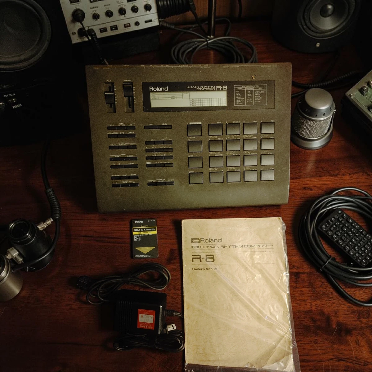 【レア品】RolandヒューマンリズムコンポーザーR-8 動作問題なし レア品】RolandヒューマンリズムコンポーザーR-8 動作問題なし 【レア