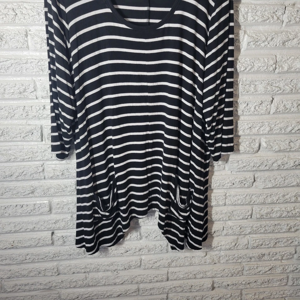 Top túnica Grace Elements para mujer 3X Plus manga 3/4 rayas negras asimétricas Foto 4 de 4